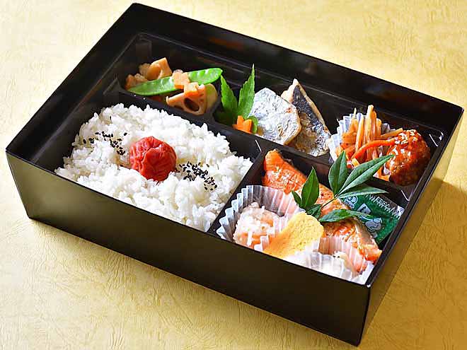 彩り豊かな二種の魚尽くし弁当　咲（さき）